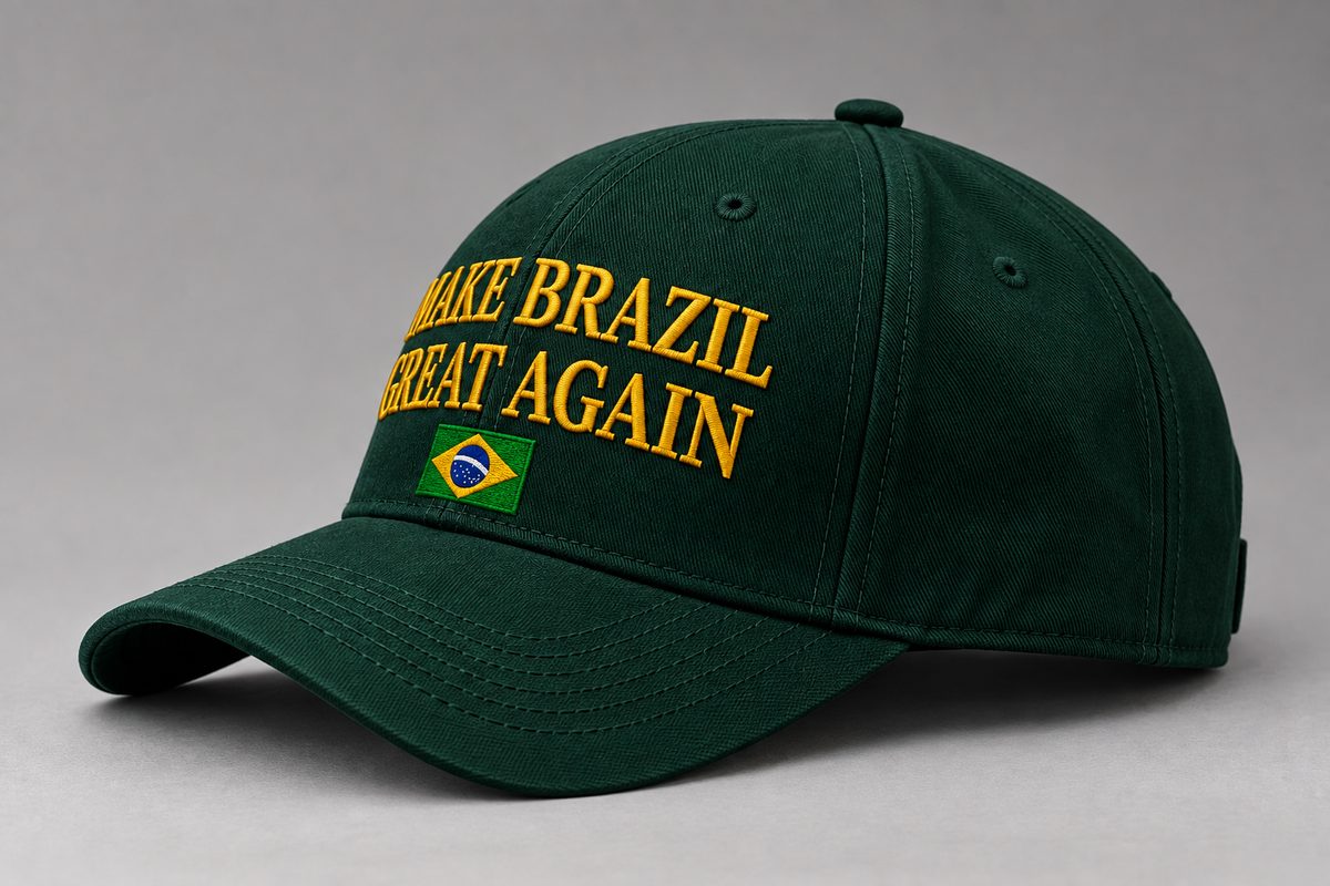 Boné Make Brazil Great Again de lado, mostrando a aba e a copa